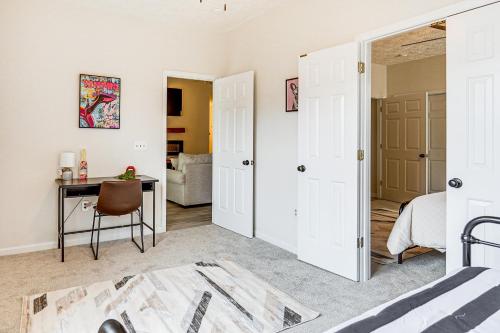 9 Mi to Dtwn Fayetteville Condo with Pool Access!