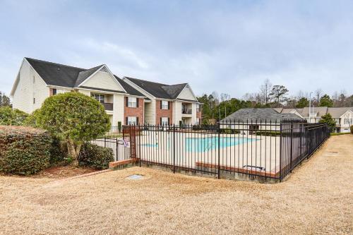 9 Mi to Dtwn Fayetteville Condo with Pool Access!