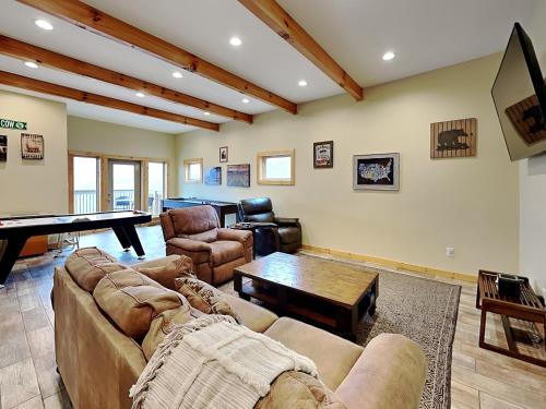 Hello Smokys 2 Bedrooms Sleeps 6 Hot Tub Games Views Pool Access - image 2