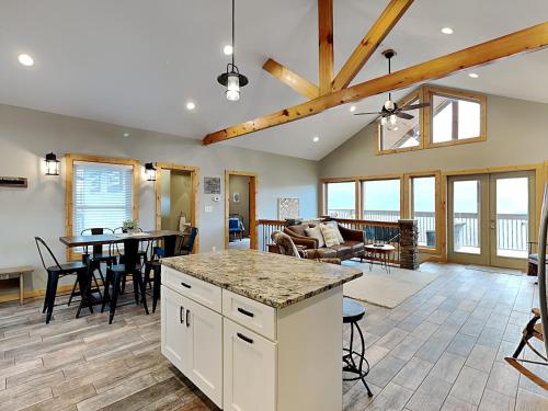Hello Smokys 2 Bedrooms Sleeps 6 Hot Tub Games Views Pool Access - image 8