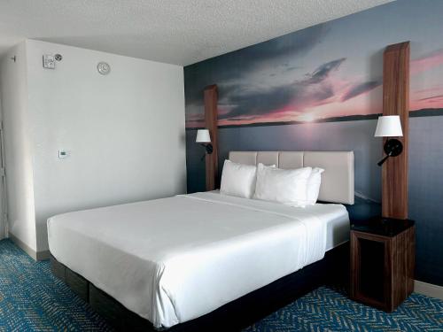 King Room with Roll-In Shower - Mobility/Hearing Accessible - Non-Smoking image 7