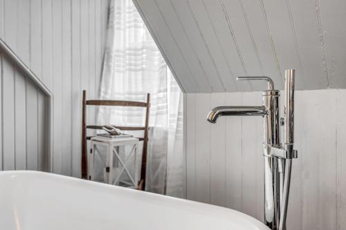 Baño, Initial / La petite école / Île d'Orléans (Initial / La petite ecole / Ile d'Orleans) in Ile D`orleans (QC)