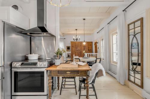 Cocina, Initial / La petite école / Île d'Orléans (Initial / La petite ecole / Ile d'Orleans) in Ile D`orleans (QC)