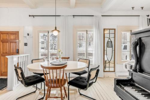 Instalaciones, Initial / La petite école / Île d'Orléans (Initial / La petite ecole / Ile d'Orleans) in Ile D`orleans (QC)