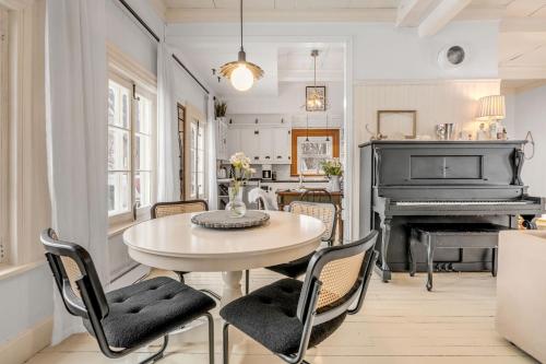 Instalaciones, Initial / La petite école / Île d'Orléans (Initial / La petite ecole / Ile d'Orleans) in Ile D`orleans (QC)