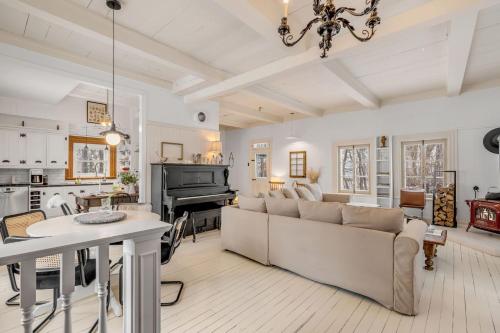 Cocina, Initial / La petite école / Île d'Orléans (Initial / La petite ecole / Ile d'Orleans) in Ile D`orleans (QC)