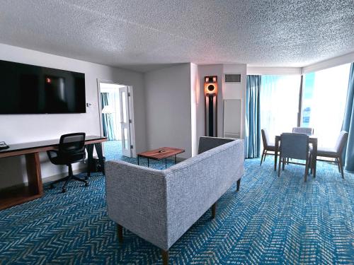 Riverfront One-Bedroom Master Suite - Non-Smoking image 7