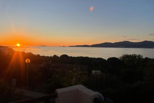 New 2025 Haut de villa 2 chambres vue mer climatisé à 300 mètres de la mer