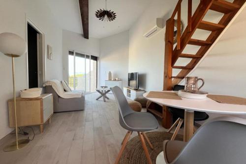 New 2025 Haut de villa 2 chambres vue mer climatisé à 300 mètres de la mer