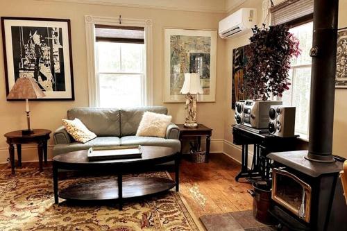 The Artists' House Getaway in Clearview (ON)