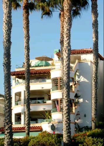 Casa Tropicana Located in Avenida Victoria, Casa Tropicana is a perfect starting point from which to explore San Clemente (CA). Featuring a satisfying list of amenities, guests will find their stay at the property a