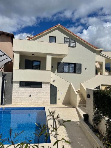 Three-Bedroom Villa image 4