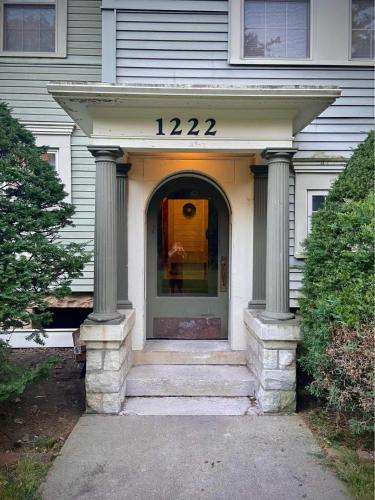 Exterior view, Beautiful Condo - King Bed - Free Waffle Breakfast in Geneva (IL)