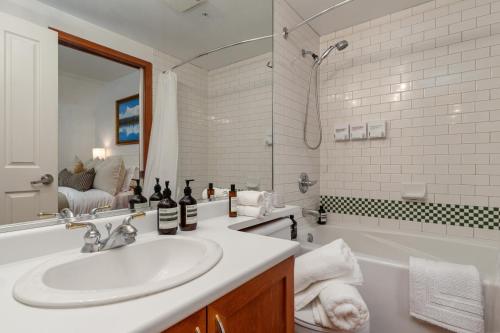 Village Penthouse w Views Pool and Hot Tub - image 3