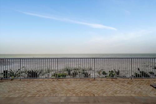 Stones Throw Beachfront Family Suite #3 VIEWS in 印地安巖海灘 (FL)