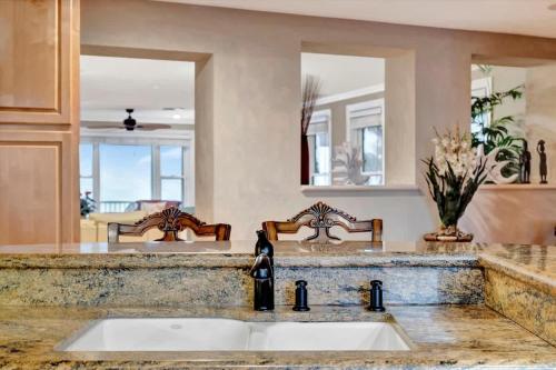 Stones Throw Beachfront Premier Suite #4 VIEWS in Indian Rocks Beach (FL)