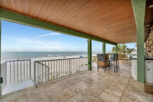 Stones Throw Beachfront Premier Suite #4 VIEWS in Indian Rocks Beach (FL)