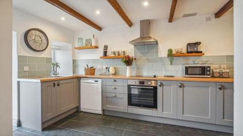 virtuve, 3 Bed Farm Cottage in Pontardawe