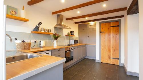 virtuve, 3 Bed Farm Cottage in Pontardawe