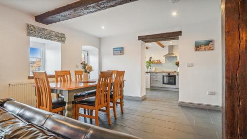 virtuve, 3 Bed Farm Cottage in Pontardawe