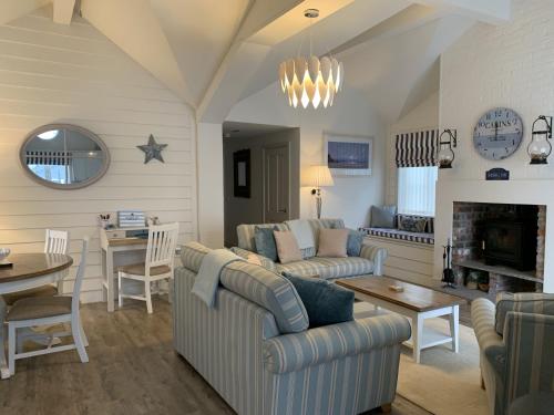 Seashell Cove, The Bay, 2 bedrooms with ensuites, parking for 2 cars, 2 dogs welcome, Filey