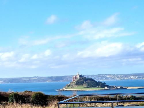 Very Spacious, Great location. Castle and Sea view
