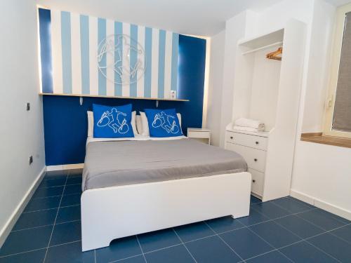 Quadruple Room with Balcony image 10