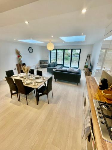 beautiful 3 bedroom apartment in cambridge sleeps 7 in King's Hedges
