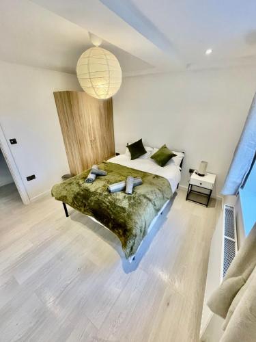beautiful 3 bedroom apartment in cambridge sleeps 7 in King's Hedges