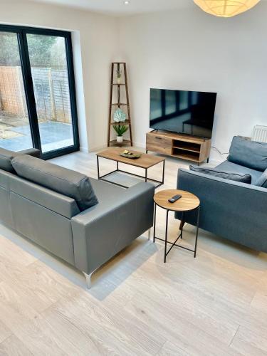 beautiful 3 bedroom apartment in cambridge sleeps 7 in King's Hedges