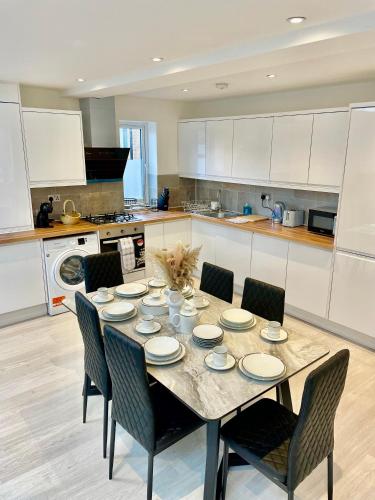 beautiful 3 bedroom apartment in cambridge sleeps 7 in King's Hedges