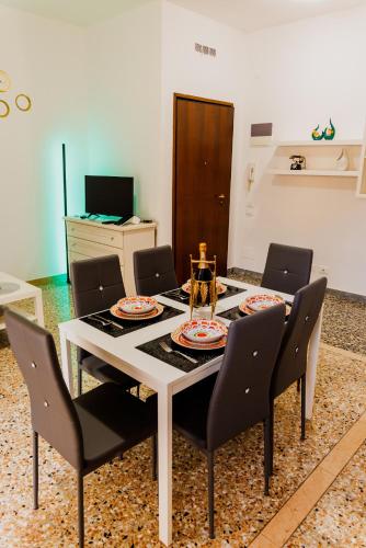Two-Bedroom Deluxe Apartment with Balcony image 8