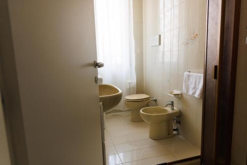Two-Bedroom Deluxe Apartment with Balcony image 2