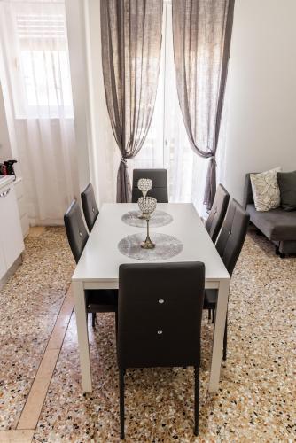 Two-Bedroom Deluxe Apartment with Balcony image 1