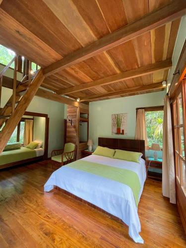 1 queen bed, 3 twin beds