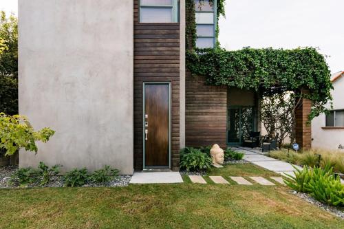Hotel-Style Independent Suite in Ocean Beach detail