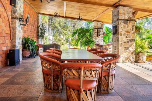 La Herencia country house with pool, terrace and green areas in La Alameda