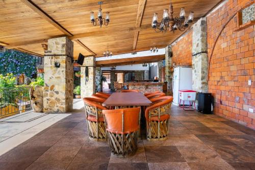 La Herencia country house with pool, terrace and green areas in La Alameda