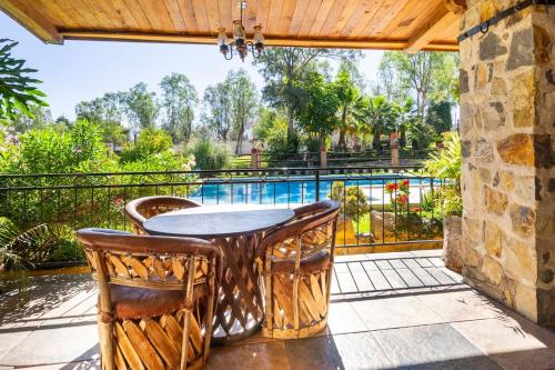 La Herencia country house with pool, terrace and green areas in La Alameda