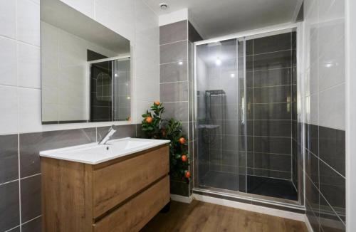Cozy - 3 Chambres - Netflix - Kitchenette - Le Montesquieu, Roubaix (foto 7)
