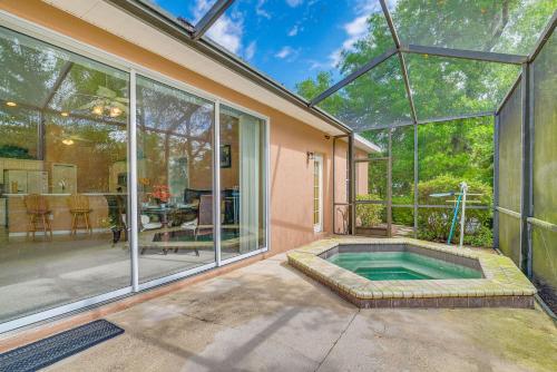 Bright Dunnellon Home with Lanai, 1 Mi to State Park in Dunnellon, USA