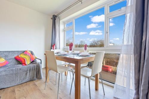 Luxury 2 Bedroom Apartment with Free Parking Opposite Queen Elizabeth Hospital