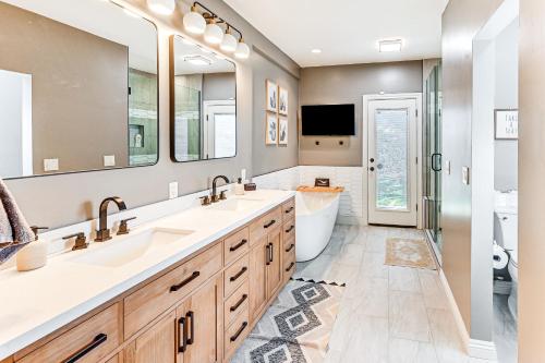 Upscale Tempe Abode with Heated Saltwater Pool and BBQ - image 2
