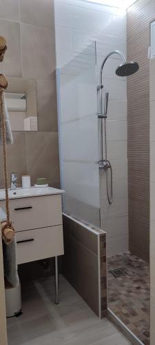 Standard Queen Room image 8