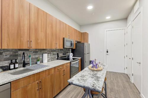 ห้องครัว, Chic 1BD Loft Near Sundance Square with Pool & Gym near ธิสเซิลฮิลล์