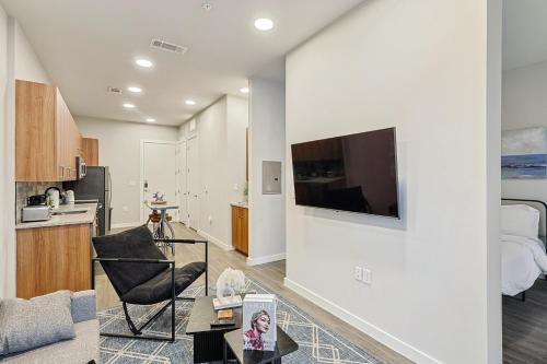 ห้องส่วนกลางสำหรับนั่งเล่น/ดูทีวี, Chic 1BD Loft Near Sundance Square with Pool & Gym near ธิสเซิลฮิลล์