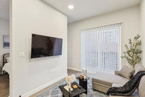 ห้องส่วนกลางสำหรับนั่งเล่น/ดูทีวี, Chic 1BD Loft Near Sundance Square with Pool & Gym near ธิสเซิลฮิลล์