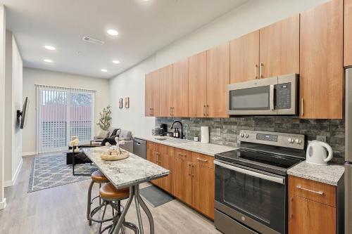 ห้องครัว, Chic 1BD Loft Near Sundance Square with Pool & Gym near ธิสเซิลฮิลล์
