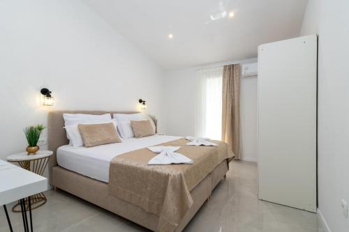 Three-Bedroom Apartment with Terrace and Sea View image 10