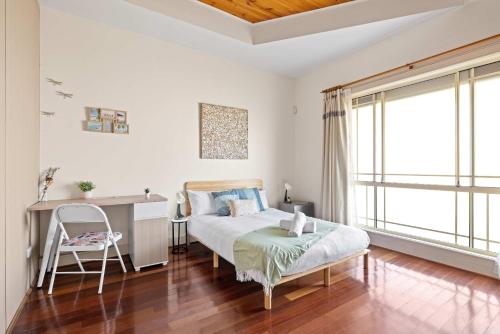 Classic Double Room - Prime Location in Bexley - Shared Bathroom